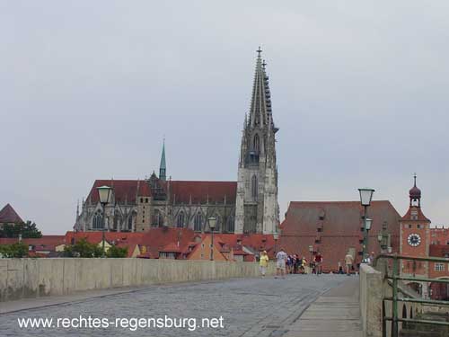 Steinerne Brücke in Regensburg bei Dämmerung mit Blick auf den Salzstadel von Stadtamhof