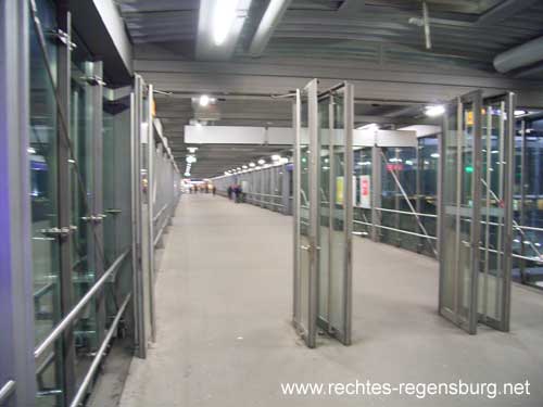 Bahnhof in Regensburg - Durchgang Brücke über die Gleise zu den Arcaden